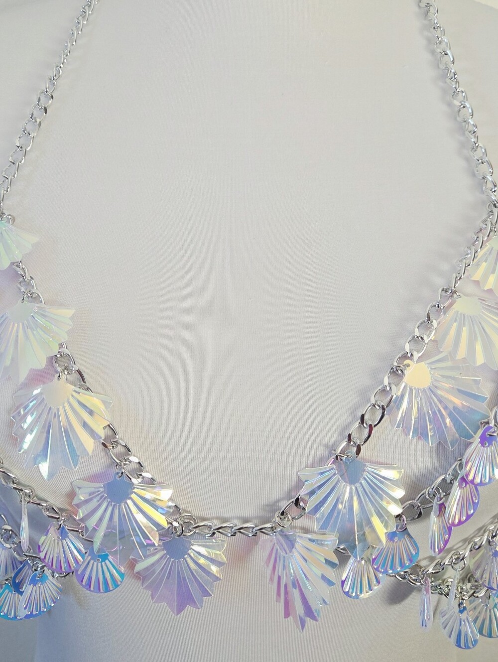 Silver body chain with iridescent shell charms decor - Picture 4 of 8